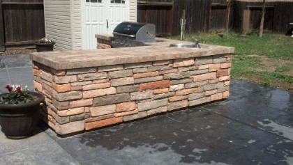 picture of a stone countertop on top of a stone veneer wall made in Roseville, CA